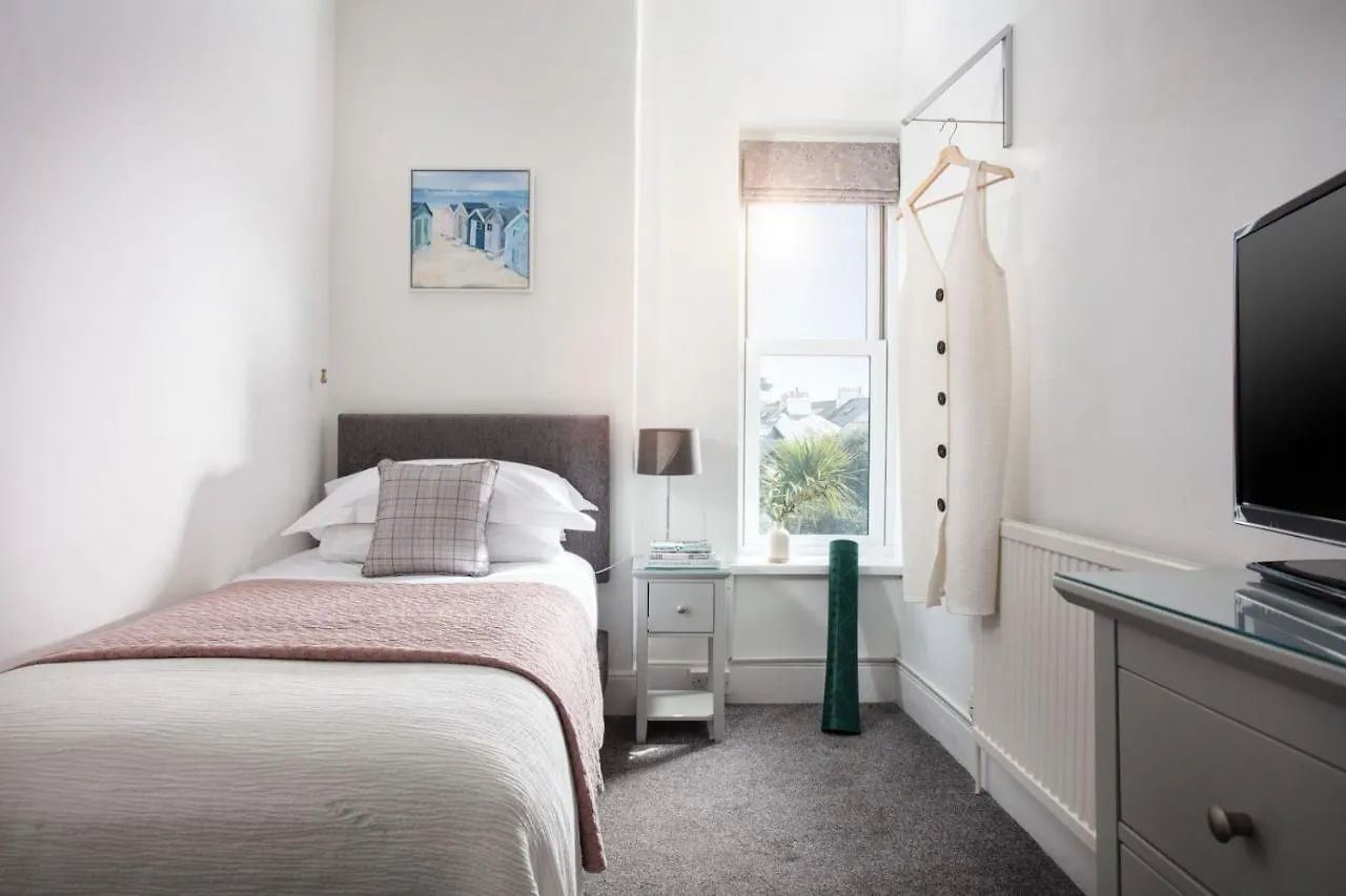 Gyllyngvase House 4*