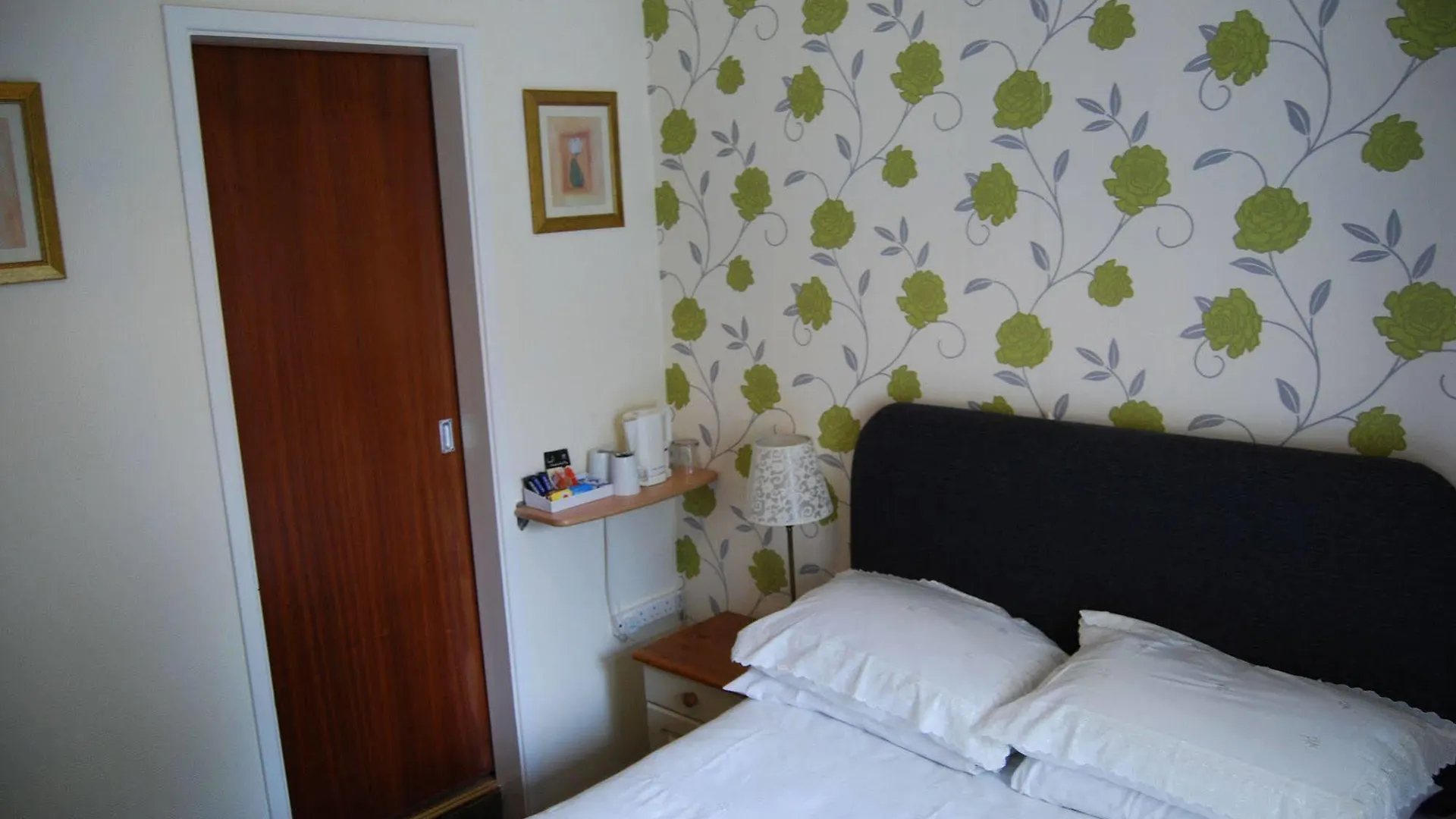 Tudor Court 3*